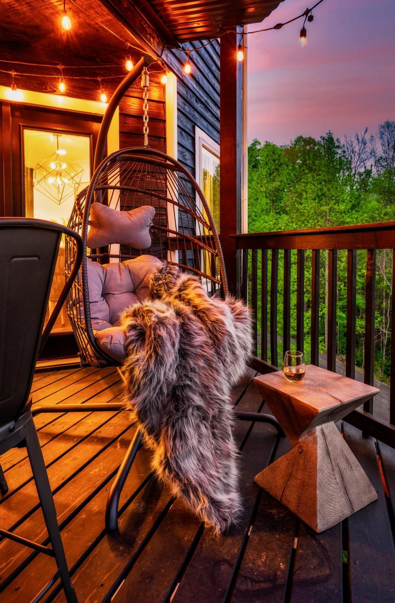 Eagle View Chalet 3Br 3Ba - Gatlinburg Retreat - Scenic Mountain Views, Hot Tub, Game Room, Firepit, Foliage - Sleep 8 Exterior photo